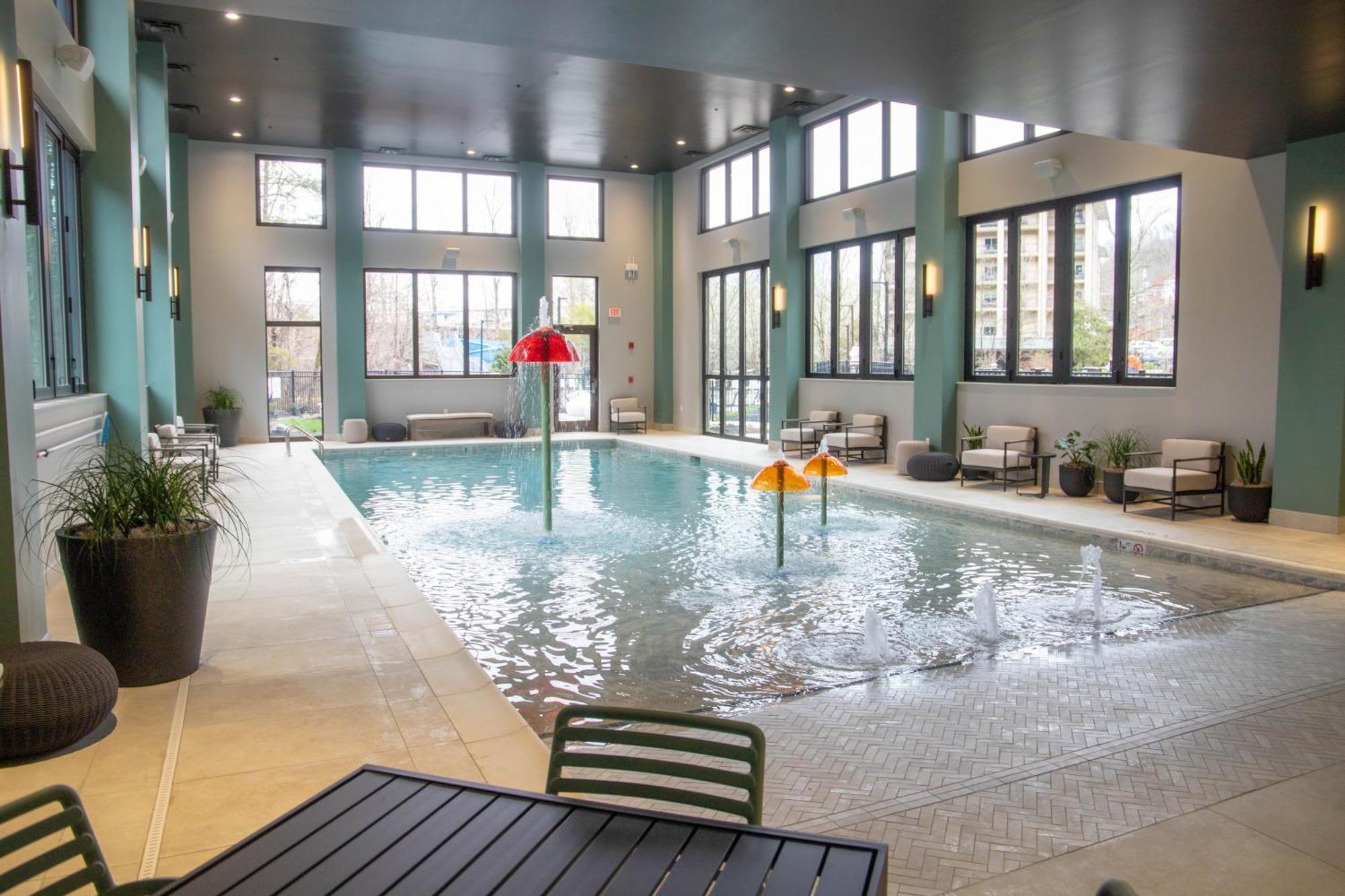 Hotel Embassy By Hilton Gatlinburg