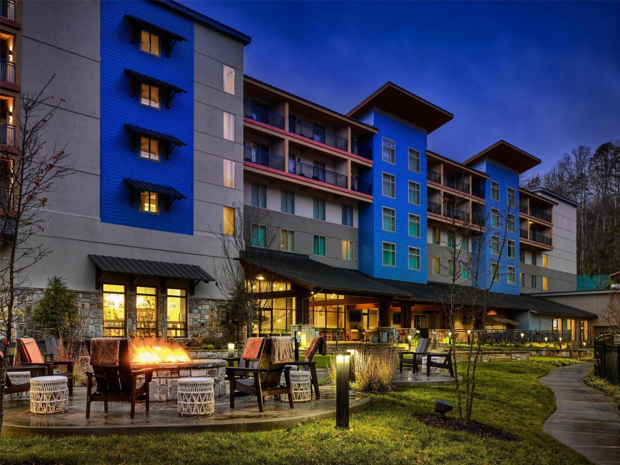 Hotel Embassy By Hilton Gatlinburg